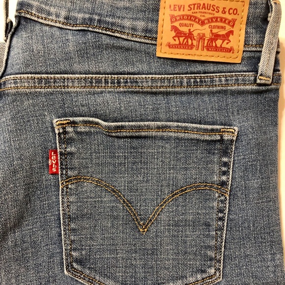 Levi’s Women’s Stretch Bermuda Jean Shorts - 30 - Picture 10 of 14